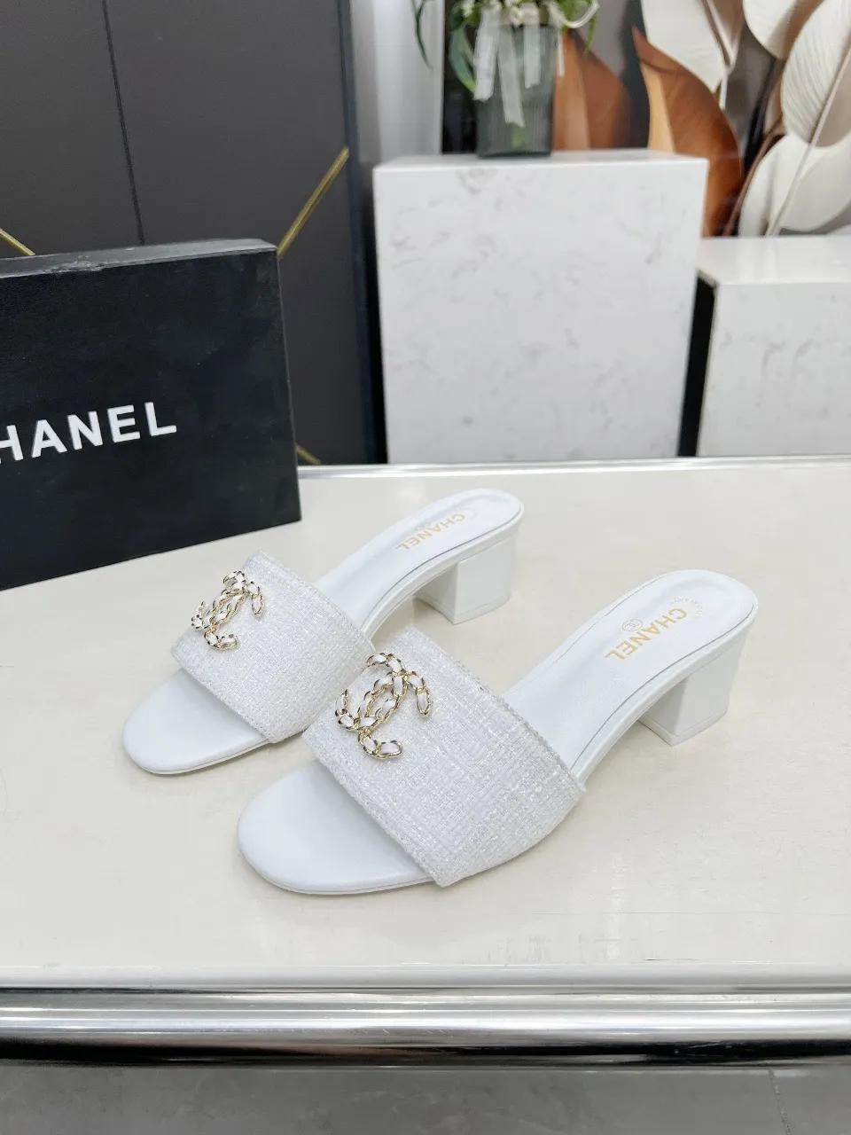 👟👟Ex-factory price 380👟👟 Genuine leather sole +30 chanel Chanel 2024 new slippers🔥🔥 Official website counter, fabric sheepskin, lining sheepskin, foot pad goatskin, 3 colors optional, size 35-42, genuine leather sole +30